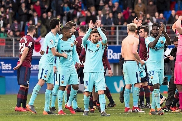 Messi saluda en Ipurua tras ganar en un Eibar-Barcelona
