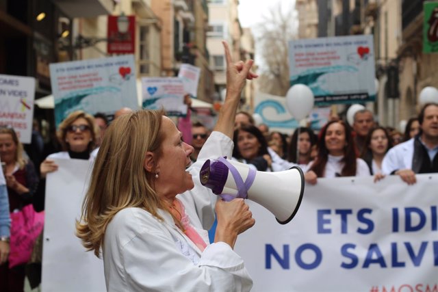 Unas 2.500 personas recorren las calles de Palma en contra del requisito del catalán en IbSalut