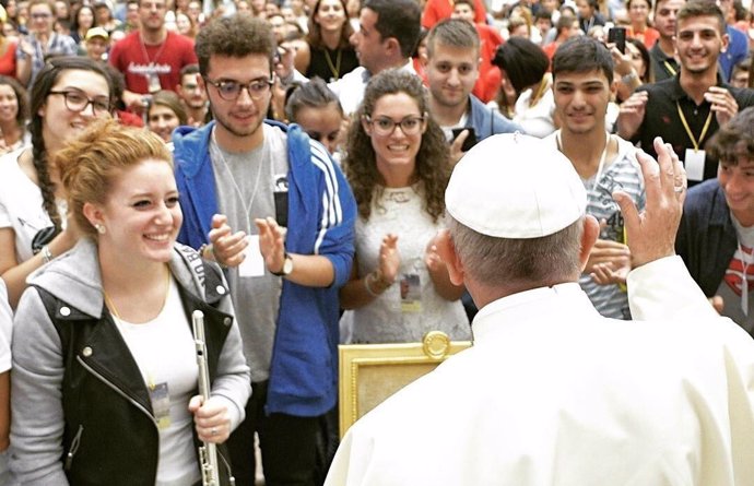 El Papa Francisco con un grupo de jóvenes en una audiencia