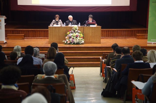 (Avan Fotos) /// El Arzobispo Anima A Cientos De Profesores A "Educar A Los Niño