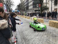 Más de 400 escolares compiten por la Gran Vía de Bilbao al volante de coches eléctricos construidos por ellos mismos 