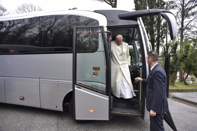 El papa Franciso bajando de un autobús