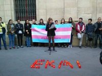 Una concentración en Sevilla recuerda al joven trans que se suicidó en Vizcaya esperando un tratamiento hormonal