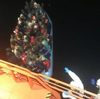 Trasladados a Barbate 31 subsaharianos de una patera rescatada de madrugada en el Estrecho