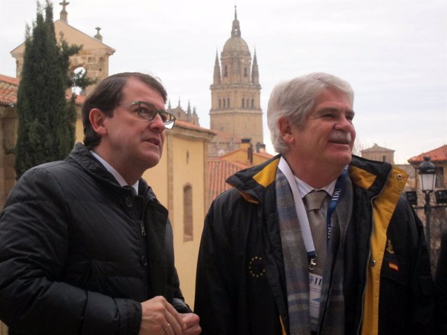 Fernández Mañueco junto al ministro Alfonso Dastis en Salamanca