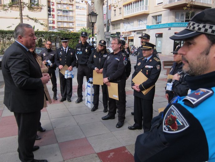 Francisco Bernabé, posa en el acto con policías locales