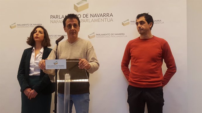 Laura Pérez, Carlos Couso y Rubén Velasco, parlamentarios de Podemos.