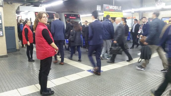 Passatgers en l'estació de Plaça Espanya