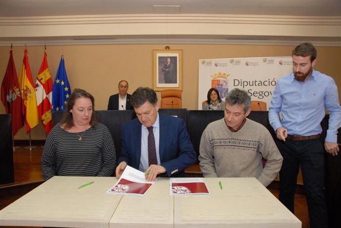 Vázquez (C) firma los acuerdos para el programa Crecemos