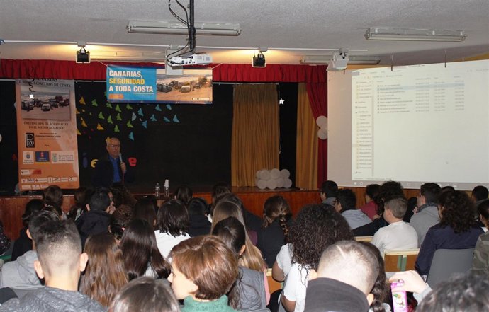 Unos 150 estudiantes canarios de la ESO conocen los peligros del mar