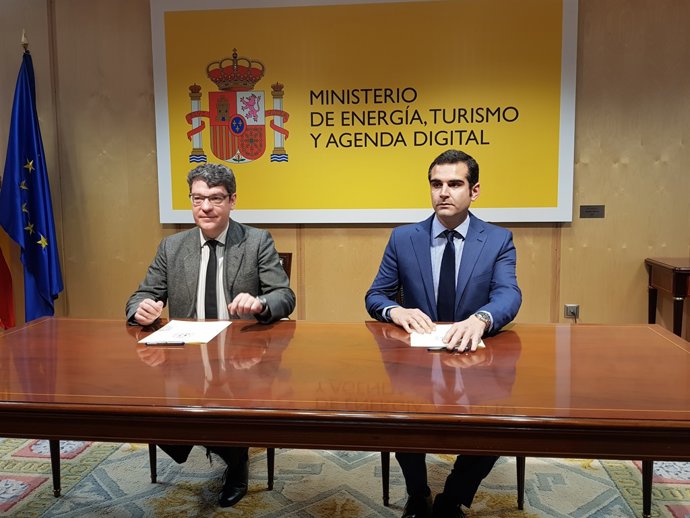 Nadal firma con el alcalde de Almería un convenio para implantar el SIT