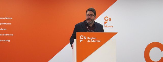 El portavoz regional de Cs, Miguel Sánchez, en rueda de prensa                 