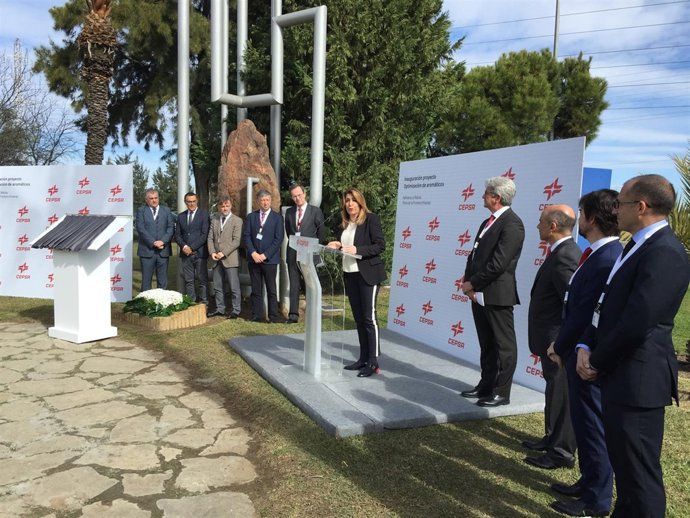 La presidenta de la Junta de Adalucía, Susana Díaz, en la refinería  'La Rábida'