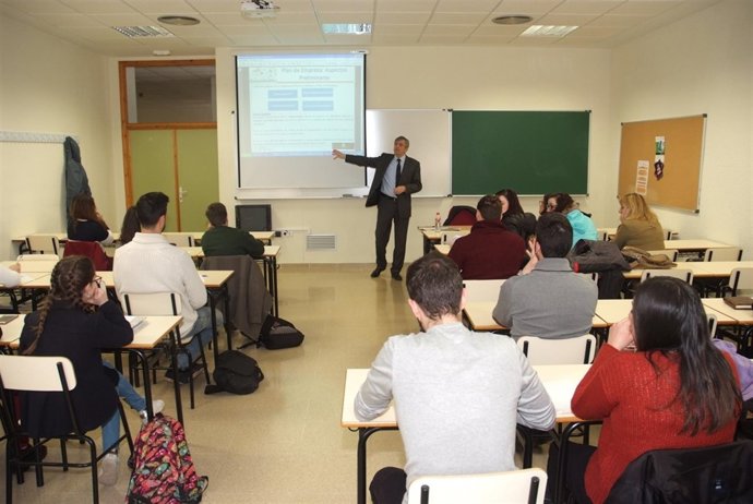 Curso de financiación bancaria y planes de empresas con alumnos de la UJA.