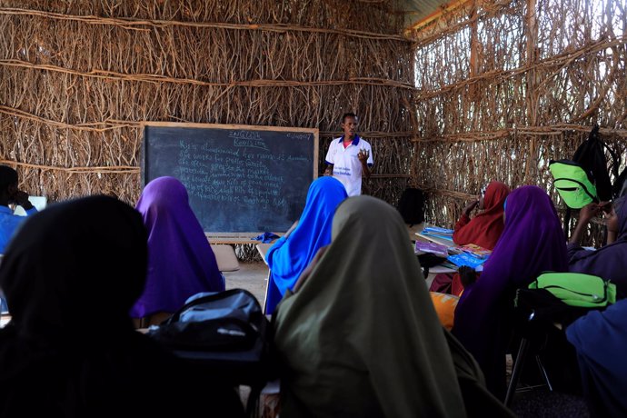 Foto de una escuela en un campo de refugiados internos por la sequía en Somalia 