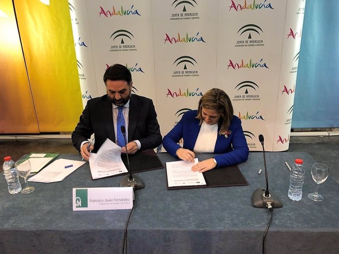 La presidenta de Diputación de Cádiz y el consejero de Turismo firman un acuerdo