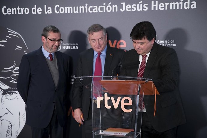 Firma del convenio para el Centro de Comunicación Jesús Hermida. 