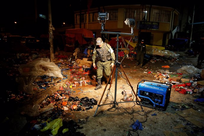 Policía inspecciona el lugar de una explosión durante el Carnaval de Oruro 