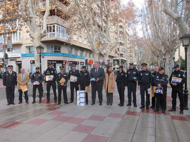 Francisco Bernabé entrega el material a los agentes