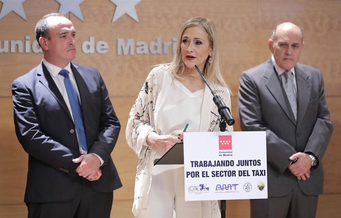 Cifuentes con representantes del sector del taxi