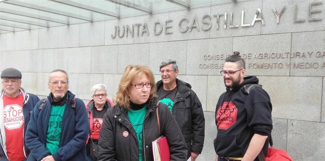 Miembros de las plataformas a su salida de la reunión