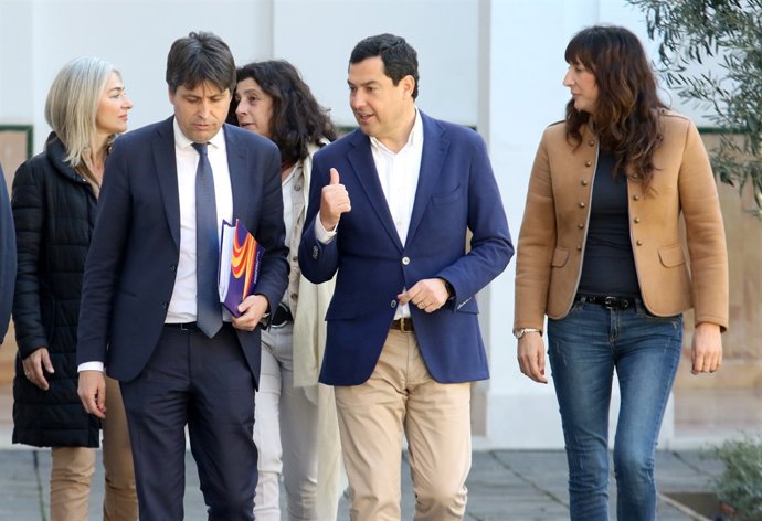 José Rosiñol al costat de Juanma Moreno i Loles López