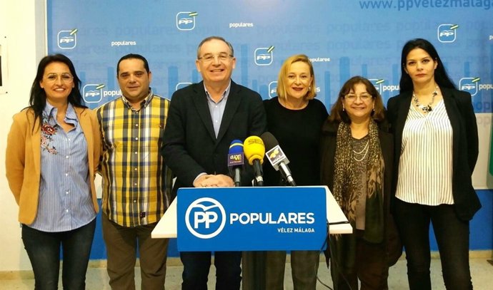 Marivi romero y Paco delgado bonilla PP velez  rueda de prensa