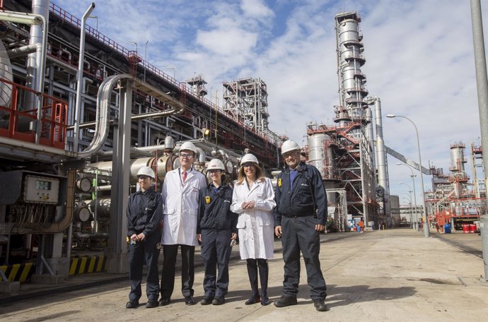 La presidenta de la Junta, Susana Díaz, y el consejero de Cepsa, Pedro Miró. 