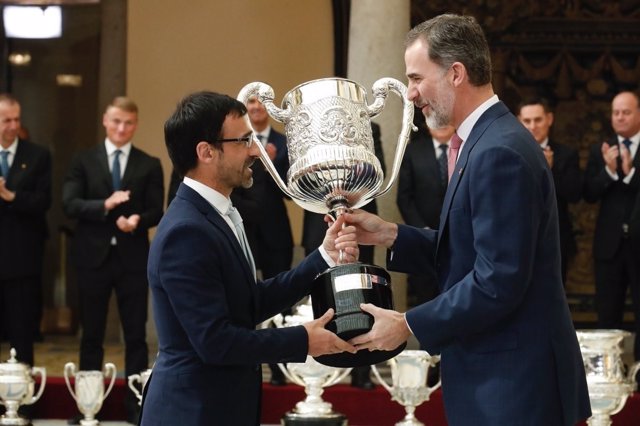 El Rey Felipe VI entrega su premio a Jesús Ángel García Bragado