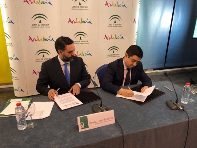 Fernández y Reyes firman el convenio del Plan de Acción 2018.