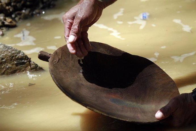 Un minero busca oro en el río Cauca