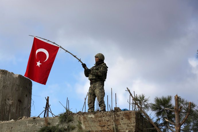 Un soldado turco con una bandera durante la ofensiva militar en Afrin