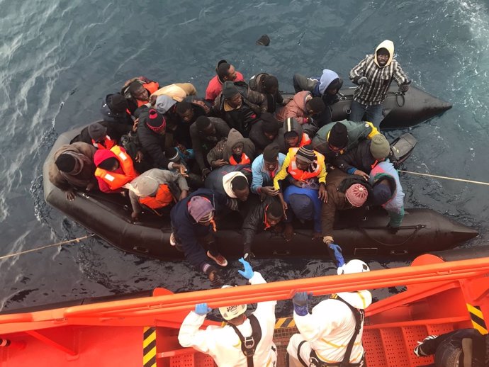 Patera rescatada con 36 personas