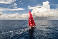 El 'MAPFRE' recorta más de 100 millas al líder y busca la remontada