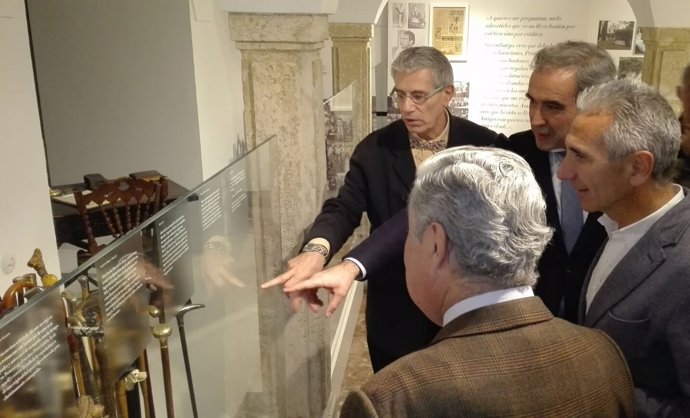 Vázquez y Gala (dcha.) observan la colección de bastones de Antonio Gala