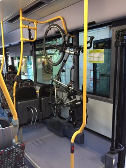 Solución para transportar una bicicleta en un autobús metropolitano