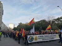 Más de un millar de personas en A Coruña por la "equiparación salarial" para policías y guardias civiles