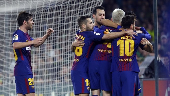 Sergi Roberto, Jordi Aalba, Busquets, Rakitic y Messi celebran con el Barcelona