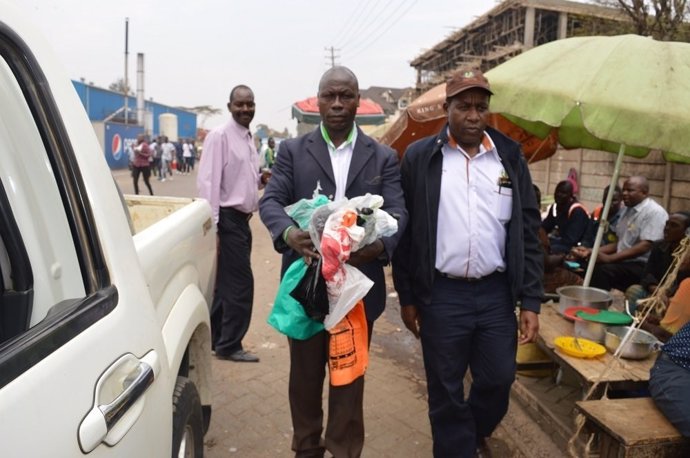 Agentes confiscando bolsas de plástico en Kenia
