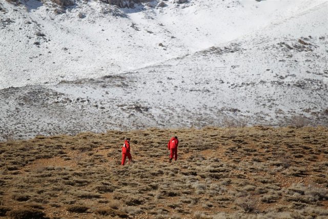 Equipos de emergencia y rescate en la zona donde se estrelló el avión iraní