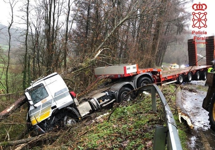 Un vehículo se ha salido de la vía en Amaiur por ramas en la calzada.