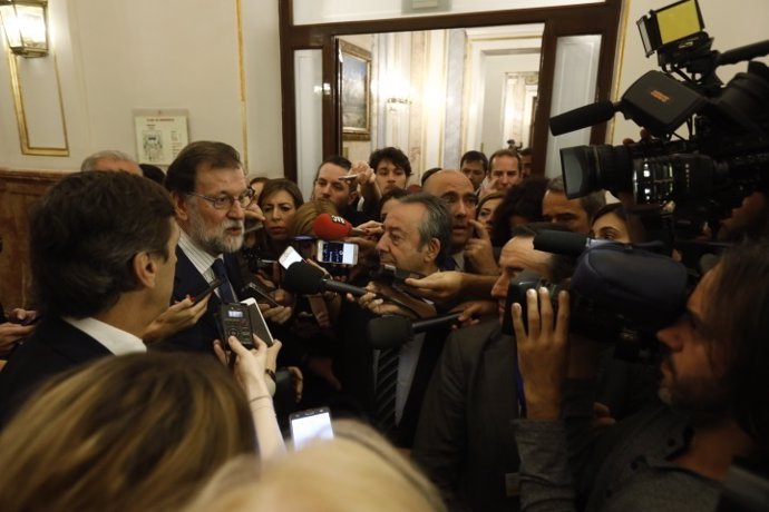 Rajoy atiende a los medios en los pasillos del Congreso