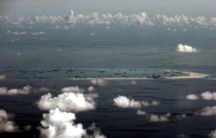 Foto del Ejército filipino con las supuestas islas construidas por China