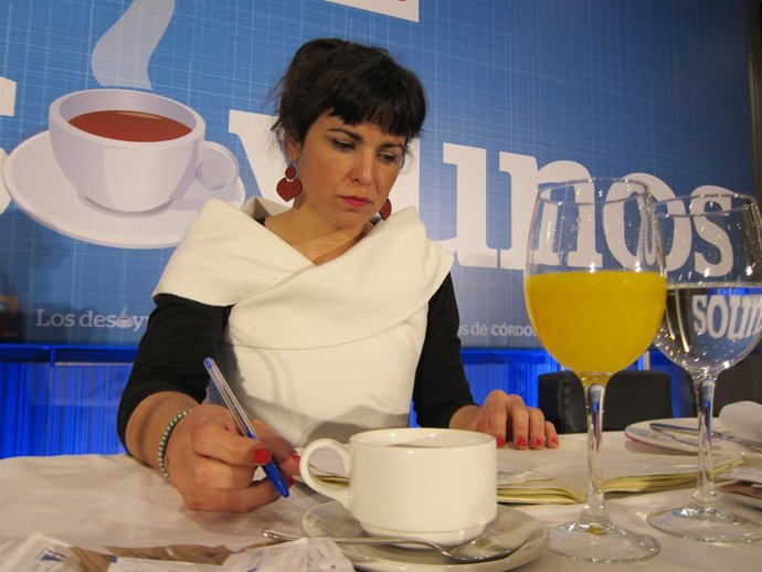 Teresa Rodríguez prepara el seu discurs