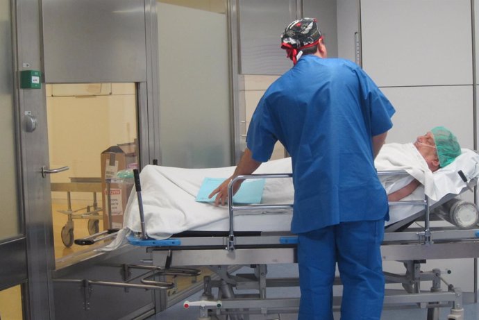 Paciente que sale de quirófano y es trasladado por un celador