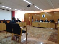 Acepta una multa de 224 euros el padre del niño que intentaron introducir en España en una maleta