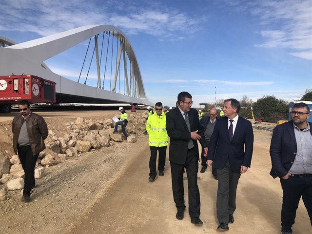 Inicio de la colocación del viaducto sobre el Júcar en variante Cullera-Favara