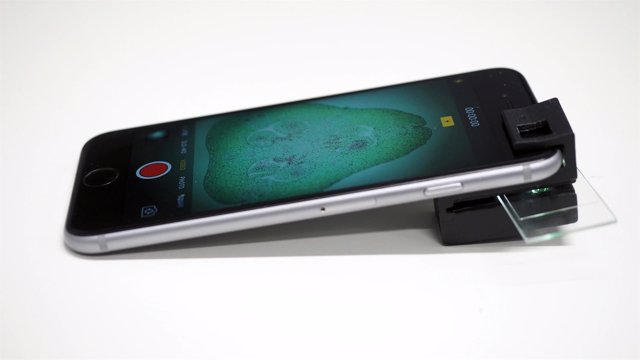 Accesorio que convierte el smartphone en microscopio