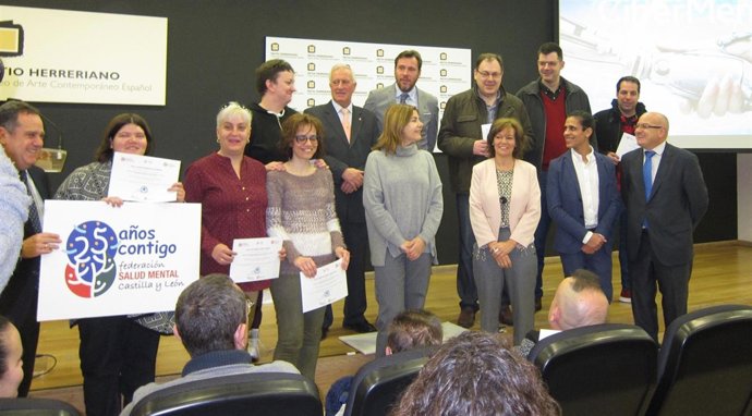 Foto de familia de los alumnos del programa Ciberment con representantes público