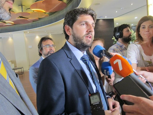 El presidente López Miras atendiendo a los medios